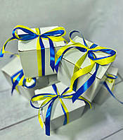Подарункова коробка з синьо-жовтими стрічками 11,5*8,5*10 см.
