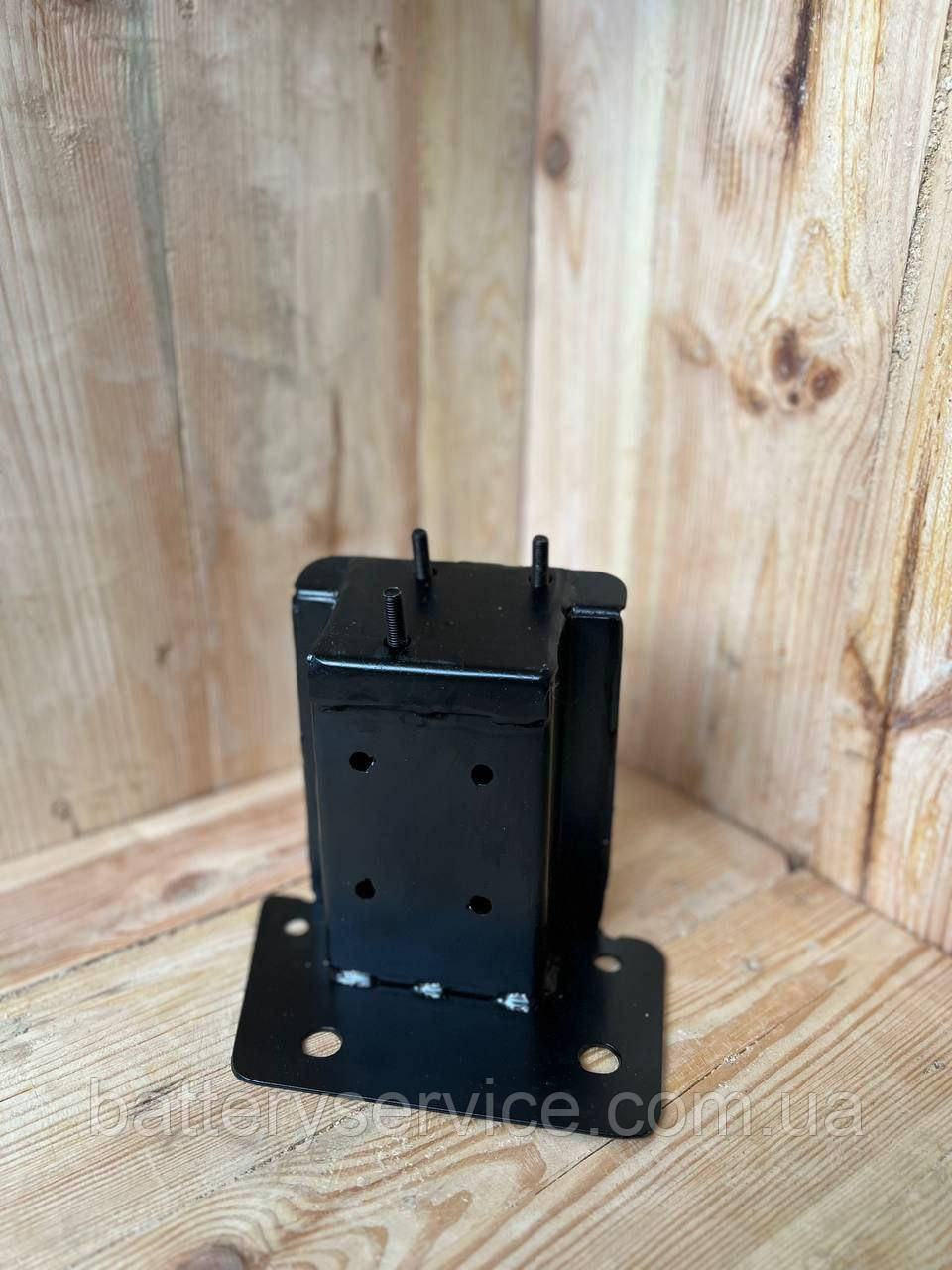 Кронштейн переднього підсилювача правий Nissan Leaf ZE0 AZE0 (2010-2017), фото 1