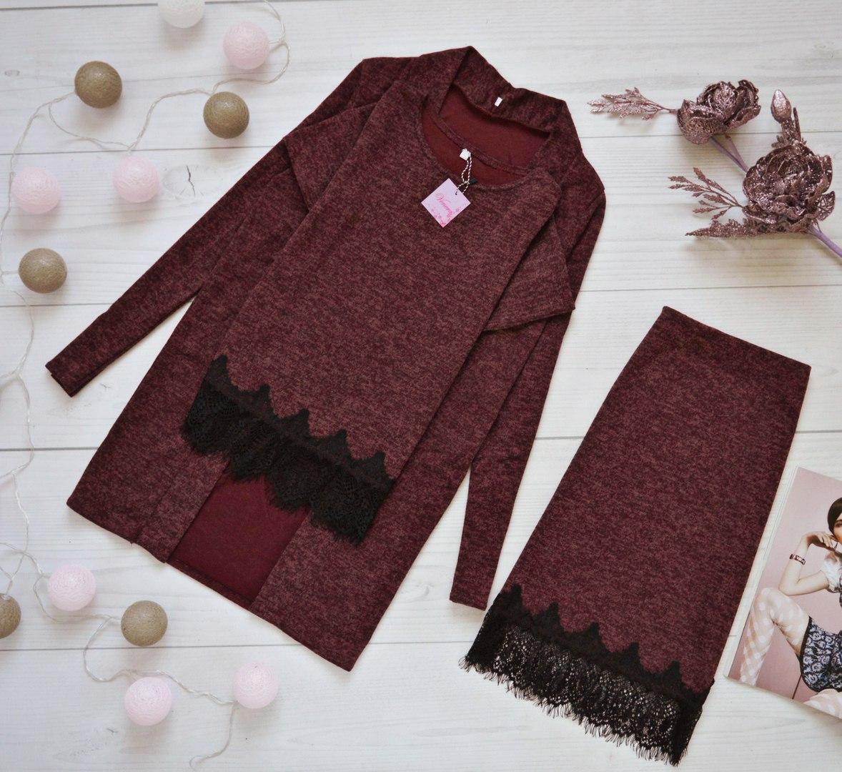 Класичний жіночий костюм трійка зі спідницею топом і кардиганом ангоровий костюм бордовий з мереживом, фото 1