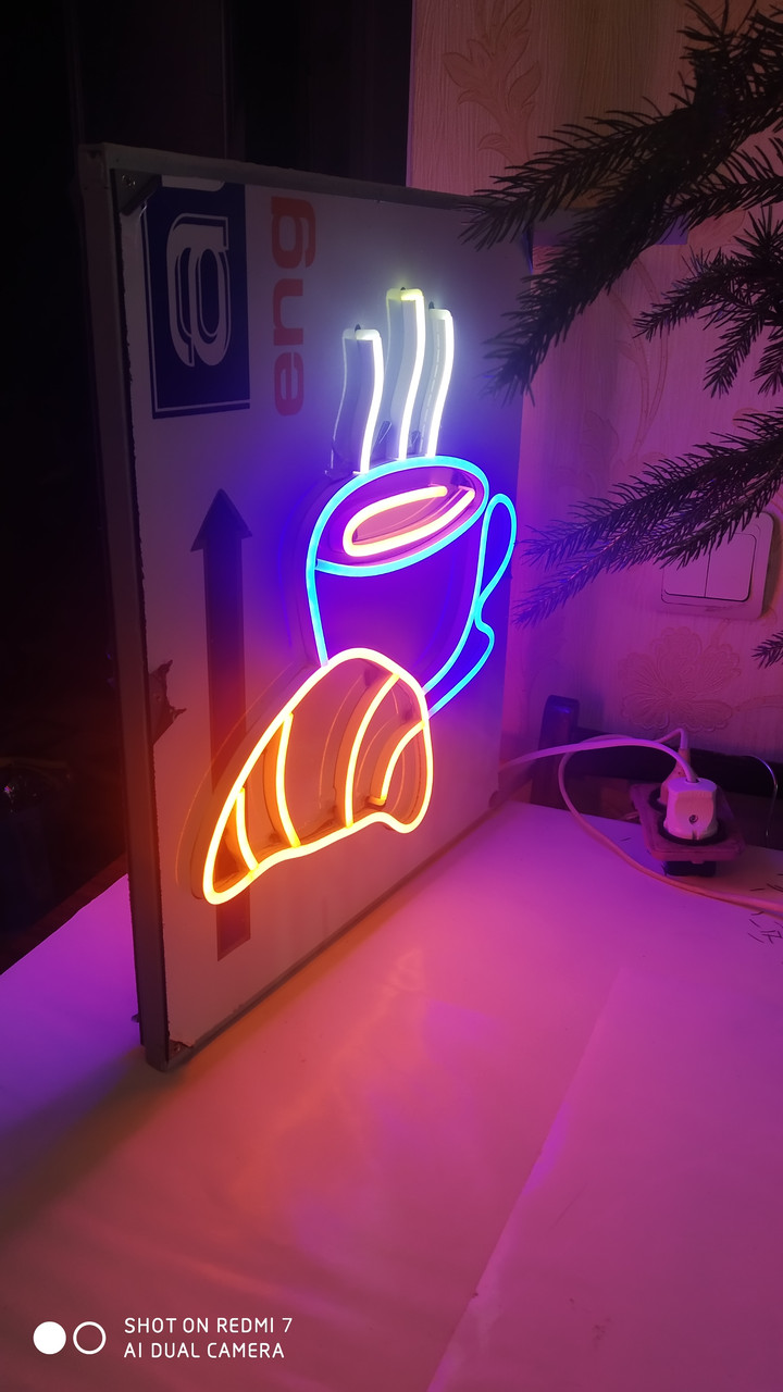 Двосторонній неоновий світлодинамічний торцевий лайтбокс 45х40см неонова вивіска Кава з круасаном, фото 1