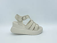 Шкіряні босоніжки на танкетці та платформі. Розміри: 37, 39.