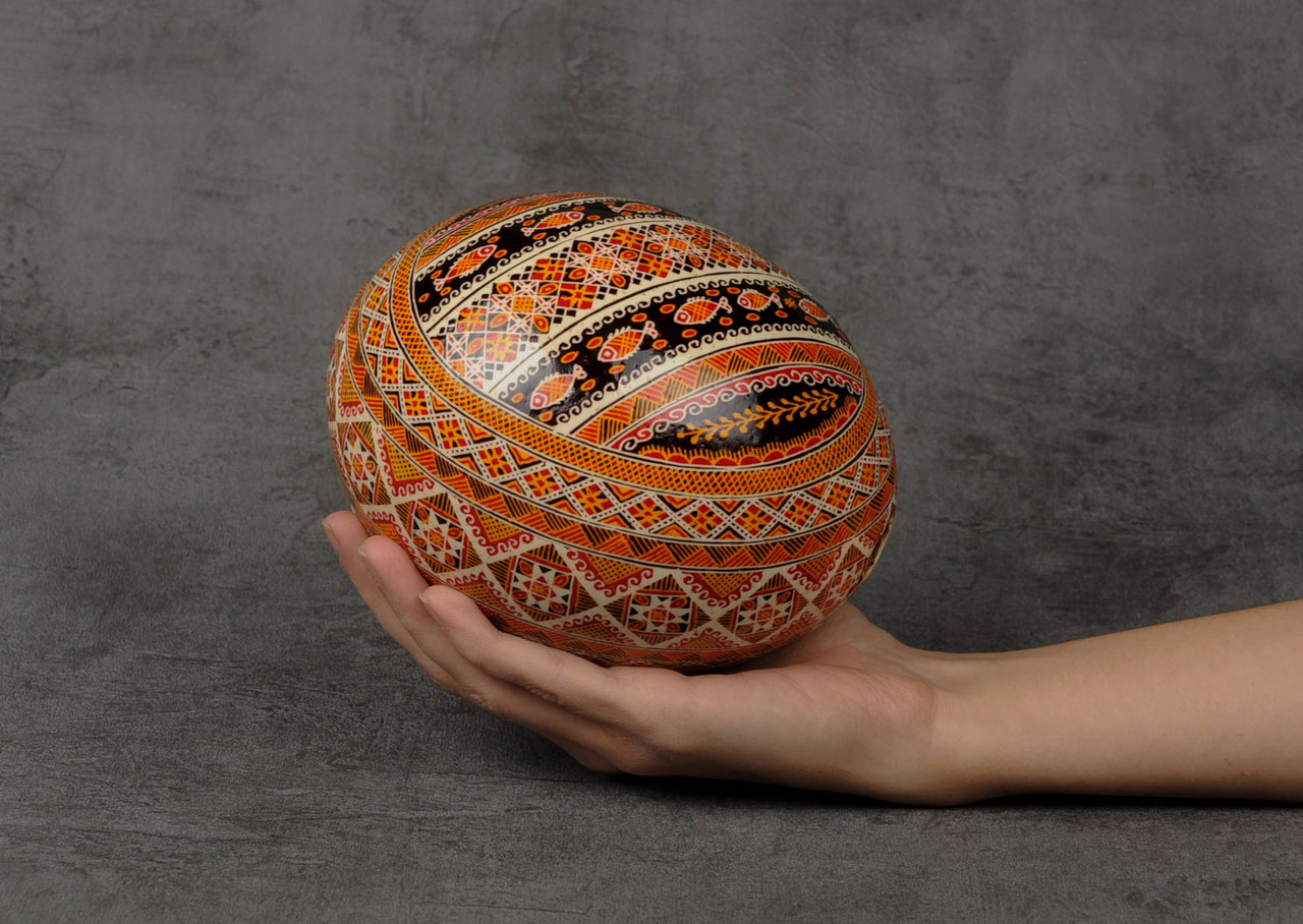 Писанка з традиційним розписом зі страусиного яйця, фото 1