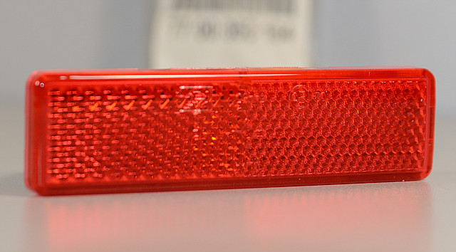 Відбивач в задньому бампері (червоний) на Renault Trafic 2001-> — Оригінал RENAULT - 7700353184, фото 1