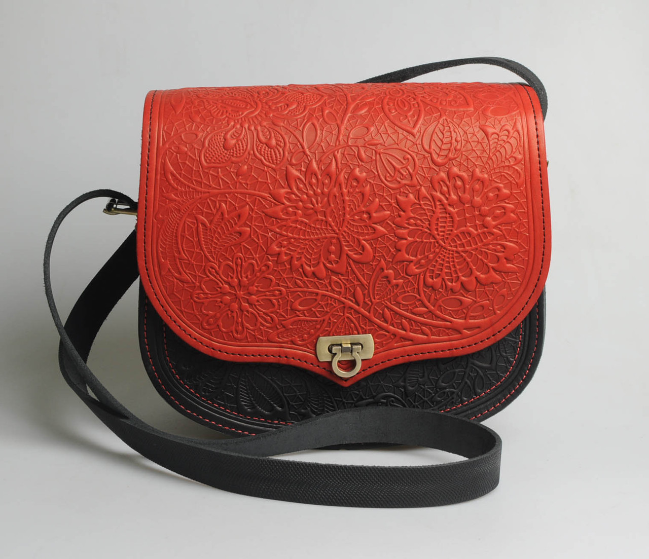 Жіноча шкіряна сумка ручної роботи з тисненим орнаментом «Квітка», червоно-чорного кольору , 23*26*10 см, фото 1