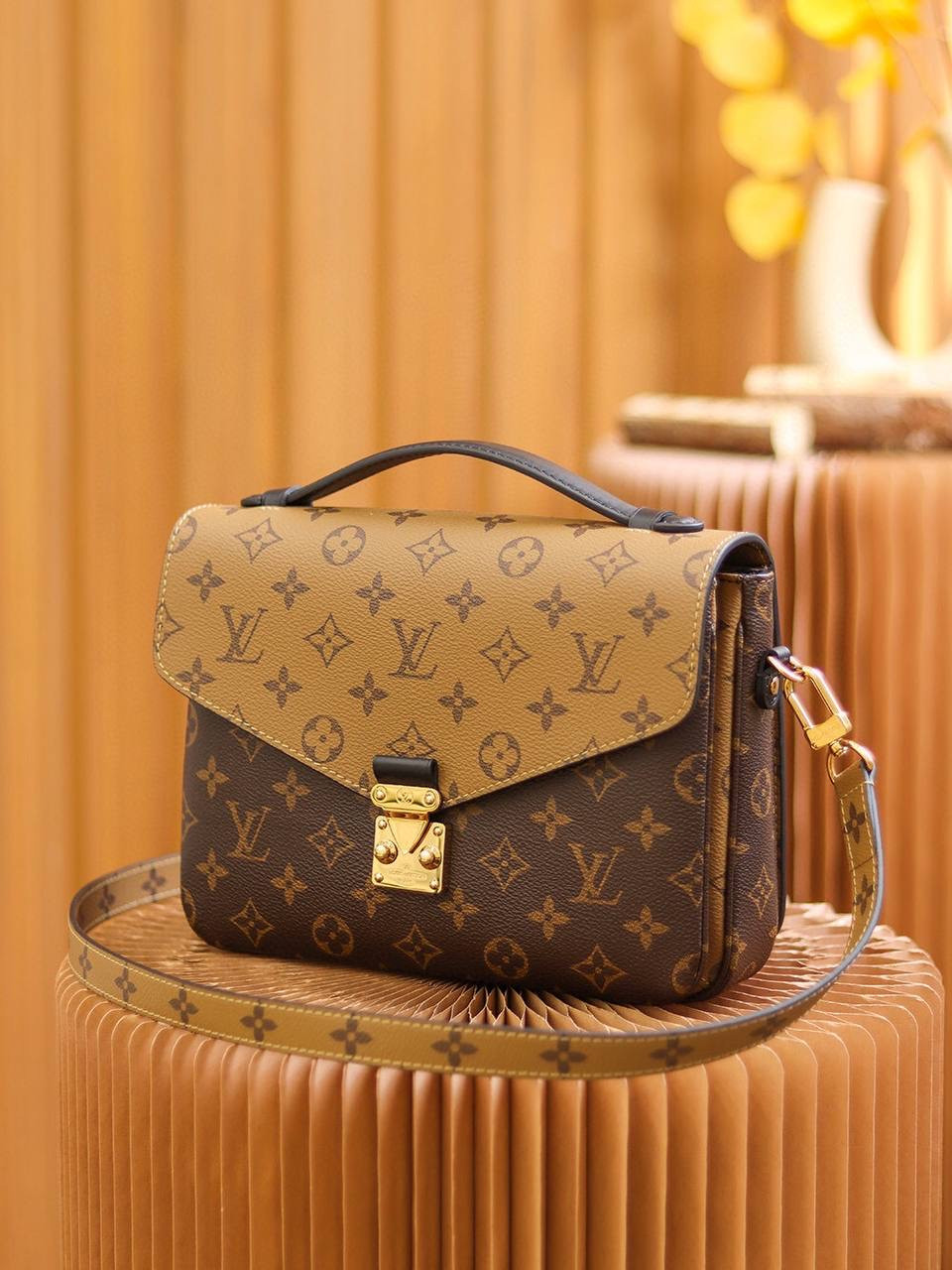 Жіноча сумка Louis Vuitton Pochette Metis Monogram Reverse