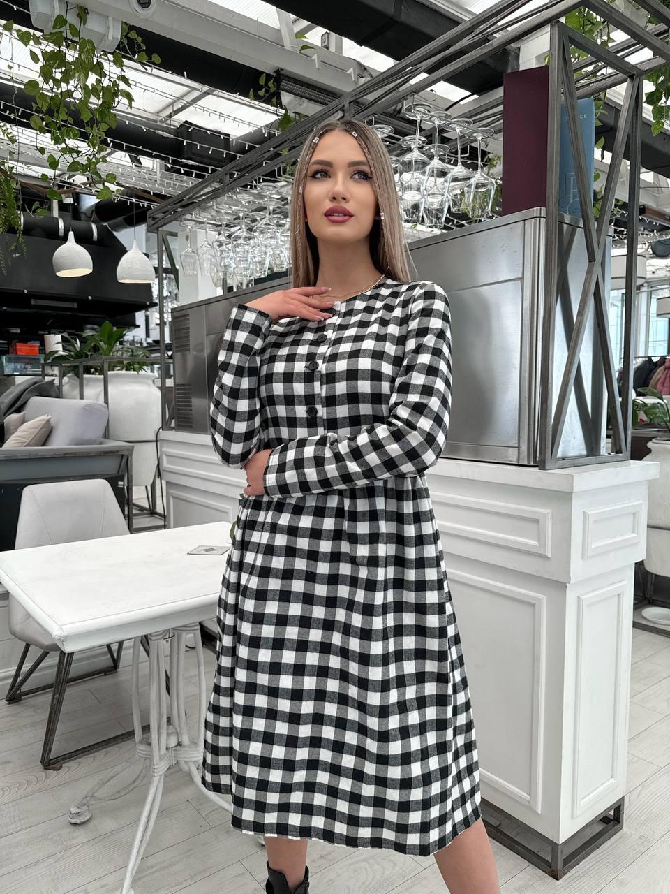 Чорно-біла сукня вільного крою з фланелі в карту