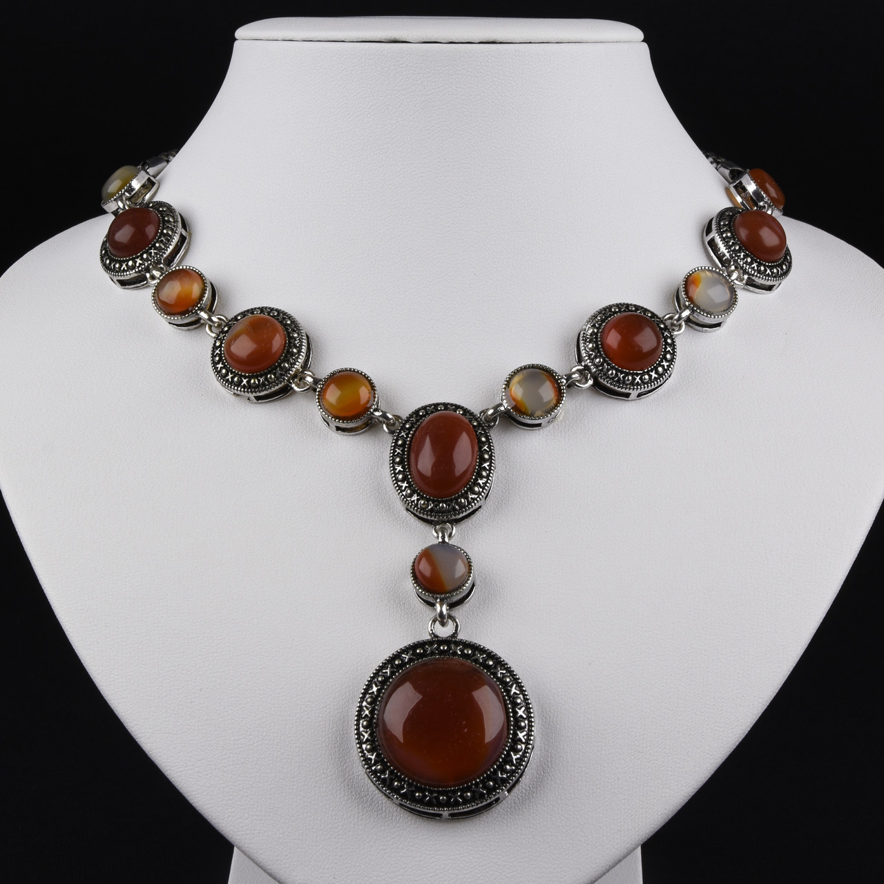 Кольє довге боххо кулон круглий зі сріблястими візерунками й елементами імітації бурштинових камінчиків довжина 65 см