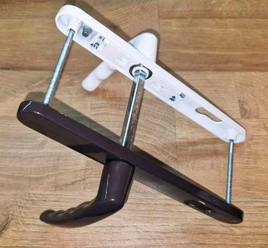 Ручка натискна на планці для металопластикових дверей 92/26/200 Vorne біло-коричнева, фото 1