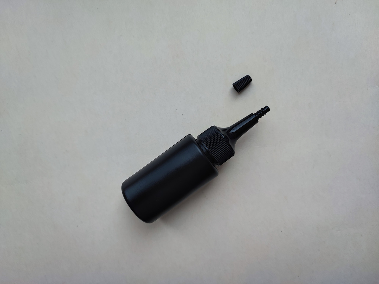 50мл/24мм чорний флакон Поліетилен HDPE з чорним довгим носиком, закруткою пластиковою, пластмасовий в комплекті для клея, суміші