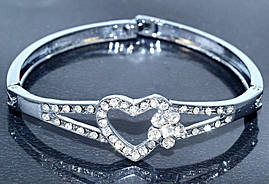 Браслет. Родій. Камені: білий циркон. Діаметр: 6 см. Ширина: 15 мм.