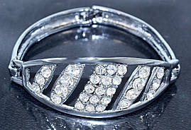 Браслет. Родій. Камені: білий циркон. Діаметр: 6,5 см. Ширина: 25 мм.