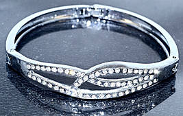 Браслет. Родій. Камені: білий циркон. Діаметр: 6 см. Ширина: 10 мм.