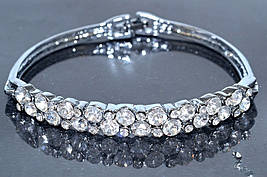 Браслет. Родій. Камені: білий циркон. Діаметр: 6 см. Ширина: 7 мм.