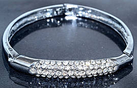 Браслет. Родій. Камені: білий циркон. Діаметр: 7 см. Ширина: 10 мм.