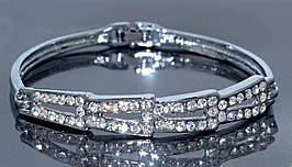 Браслет. Родій. Камені: білий циркон. Діаметр: 6 см. Ширина: 8 мм.