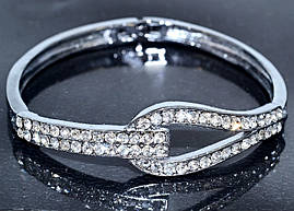 Браслет. Родій. Камені: білий циркон. Діаметр: 6 см. Ширина: 15 мм.