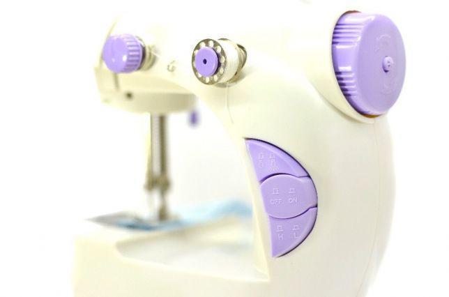 Швейна мінімашинка Mini Sewing Machine SM-202A 4 в 1 портативна домашня машинка для шиття, від мережі/