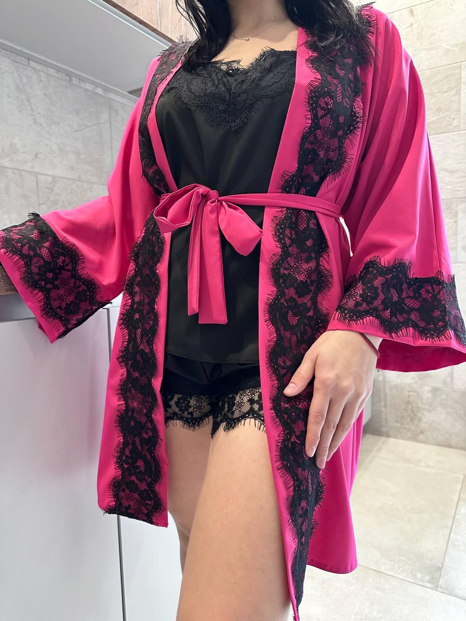 Комплект білий із мереживом, халат і піжама.