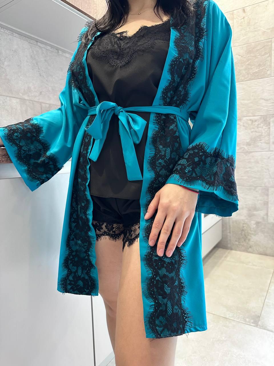 Комплект білий із мереживом, халат і піжама.