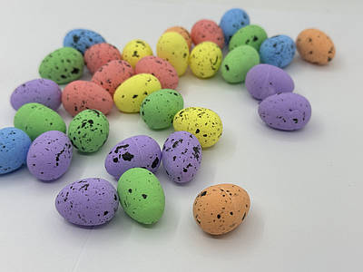 Декор пасхальний з пінопласту "Яйце" 2.5 см мікс з чорним вкрапленням , 50шт