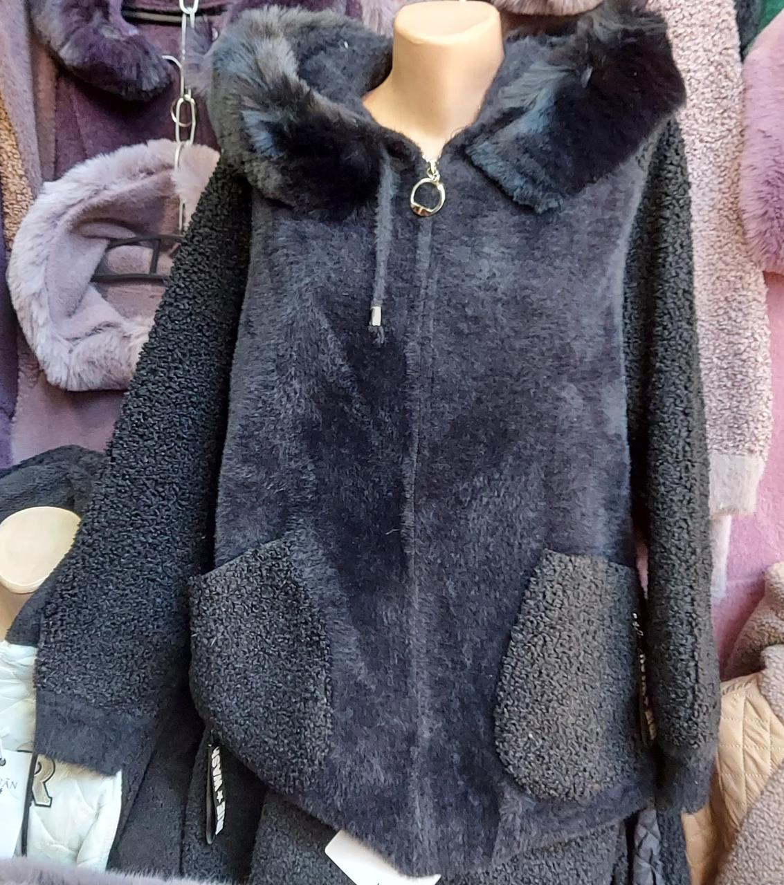 Женская короткая куртка альпака с рукавами букле и капюшон с меховой опушкой Черный - фото 1 - id-p2131490664