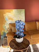 Композиція якості Premium з блакитних латексних орхідей на одну гілочку в керамічному білому глянсовому кашпо, штучні квіти