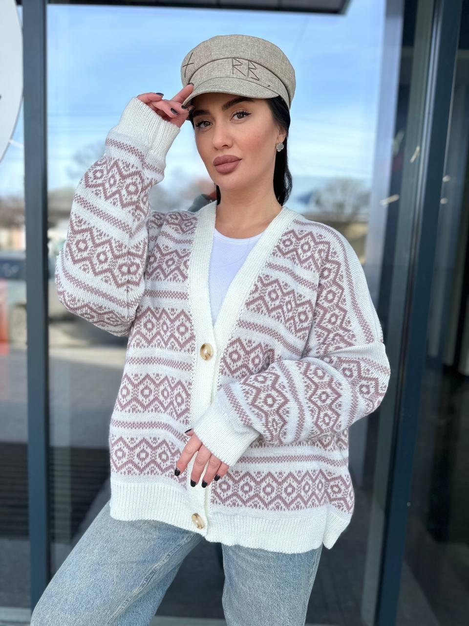 Стильний кардиган машинної в'язки з візерунком