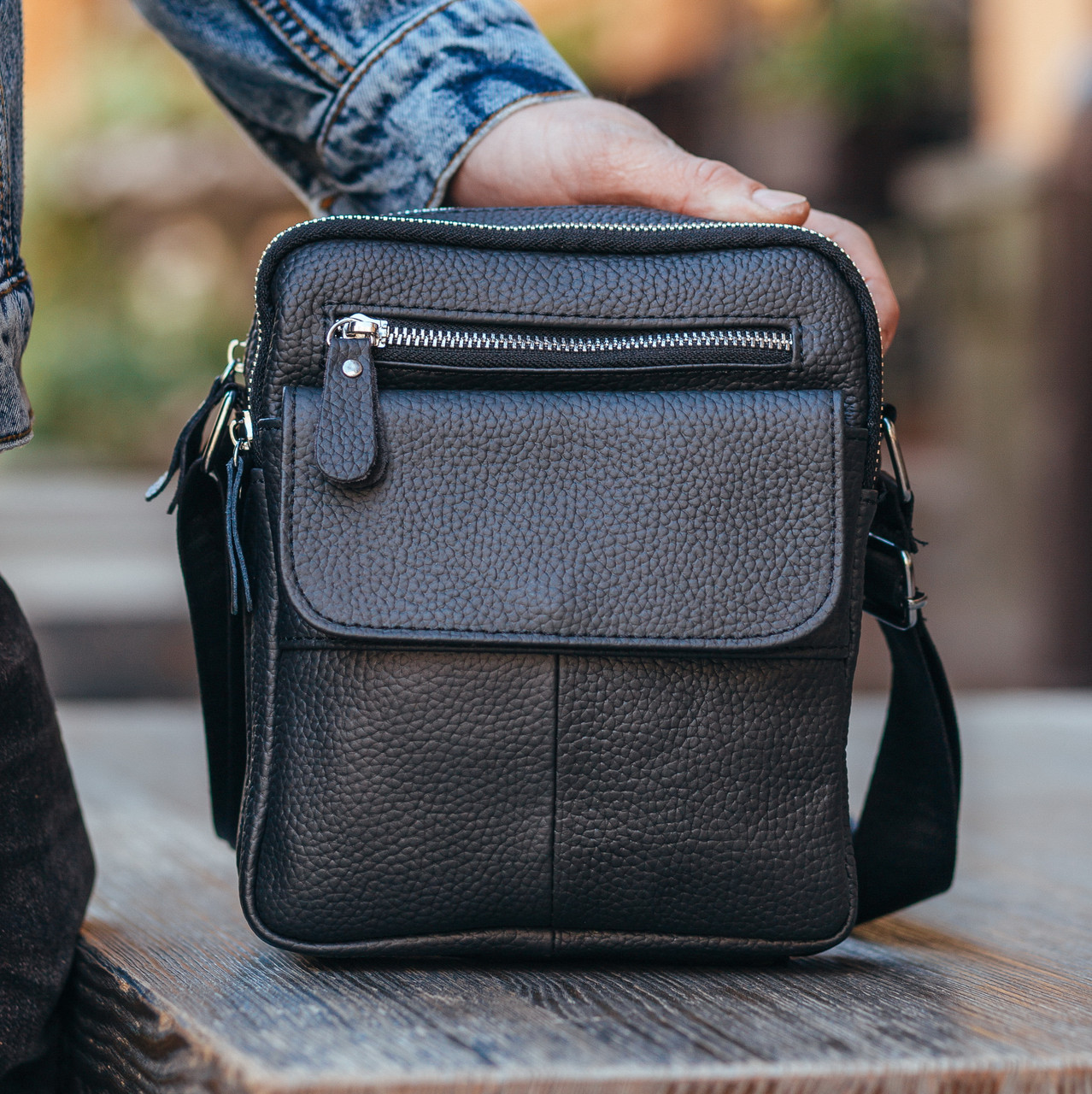Сумка шкіряна чоловіча чорна через плече Tiding Bag IT-73302