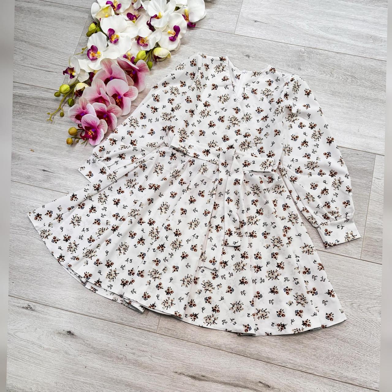 Весняна підліткова сукня з тканини софт з квітковим принтом біла