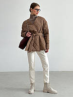 Короткая стеганая куртка-кимоно демисезон на запах с поясом Весна 2024 коричневый