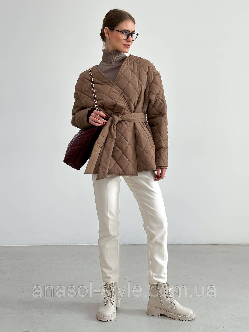 Коротка стьогана куртка-кімоно демісезон на запах з поясом Весна 2024 коричнева