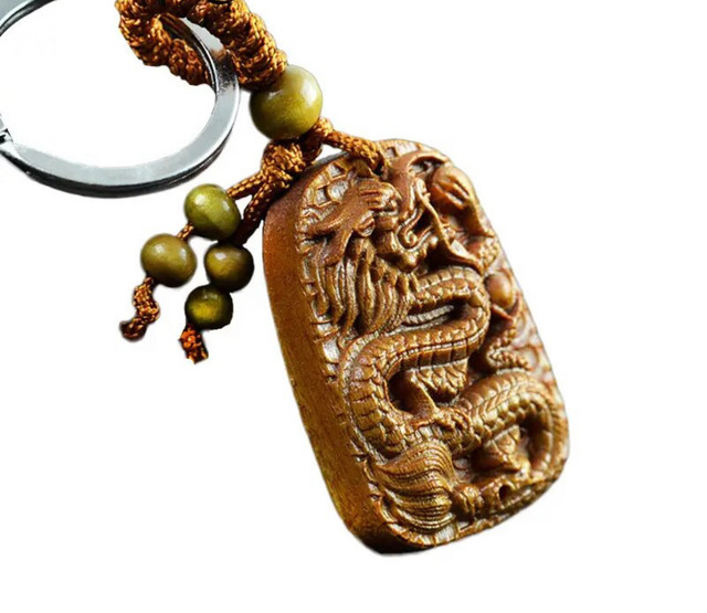 Брелок Дракон Деревянный для изобилия, удачи, защиты и здоровья с сакральной мантрой и символом Успеха