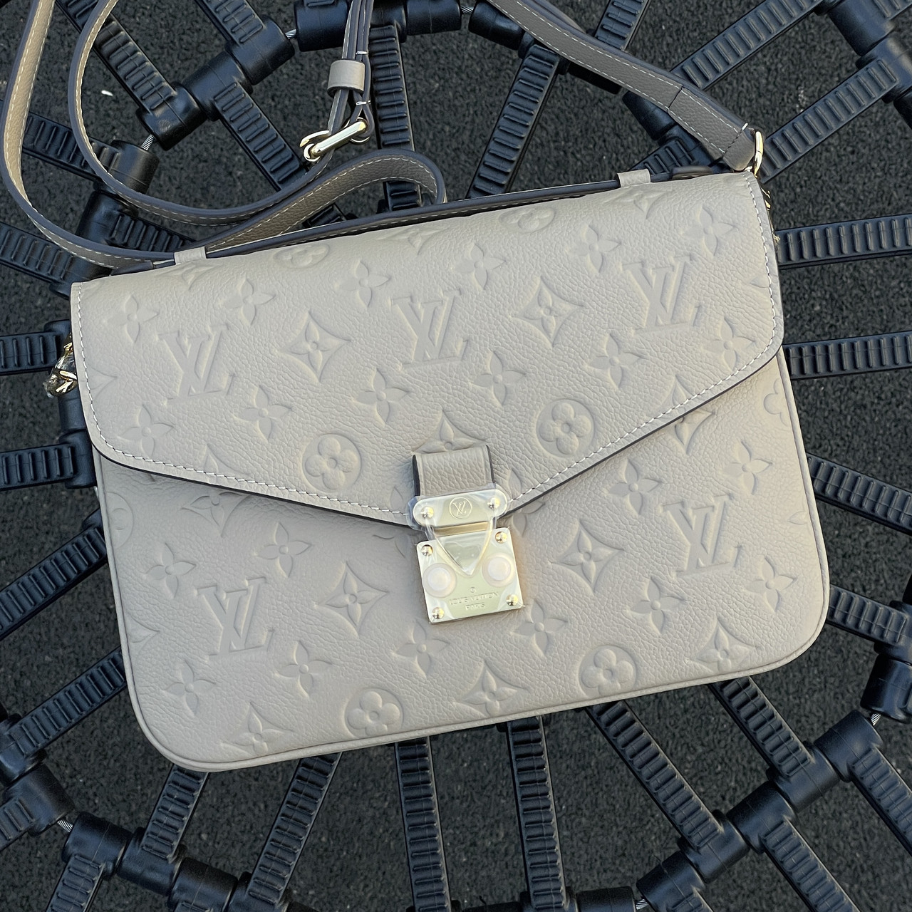 Сумка Louis Vuitton Pochette Metis Empreinte  (Луї Віттон Пошет Метис)