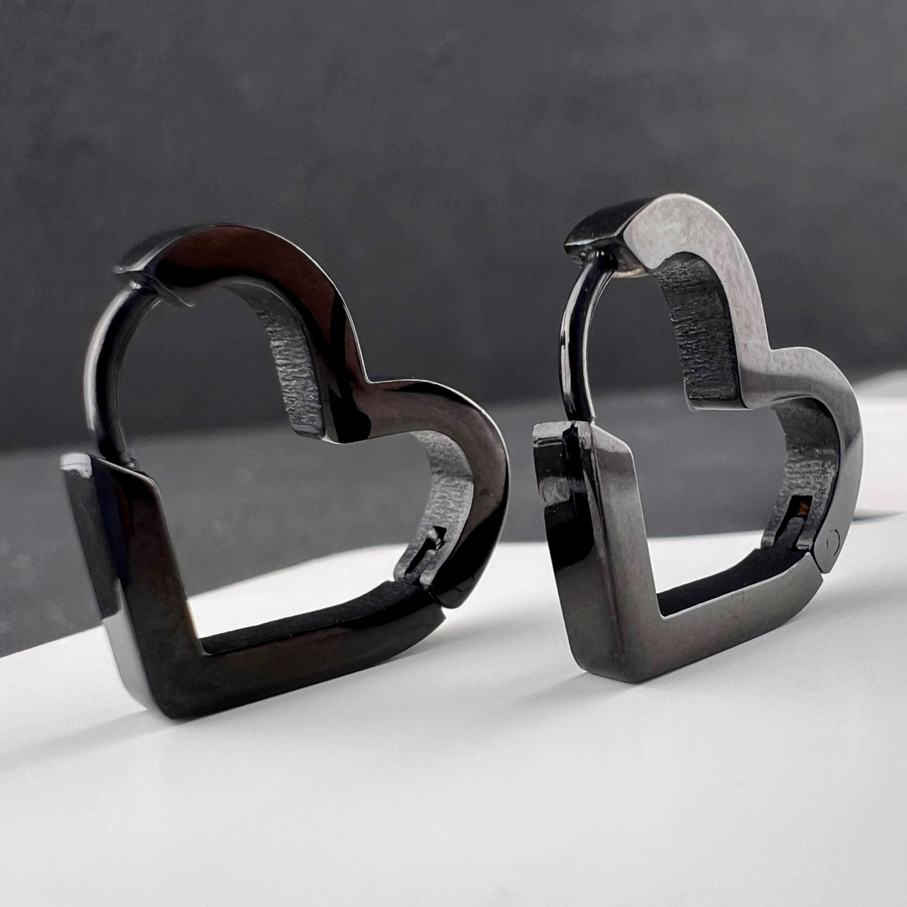Сережки з емаллю із нержавіючої медичної сталі у вигляді серця