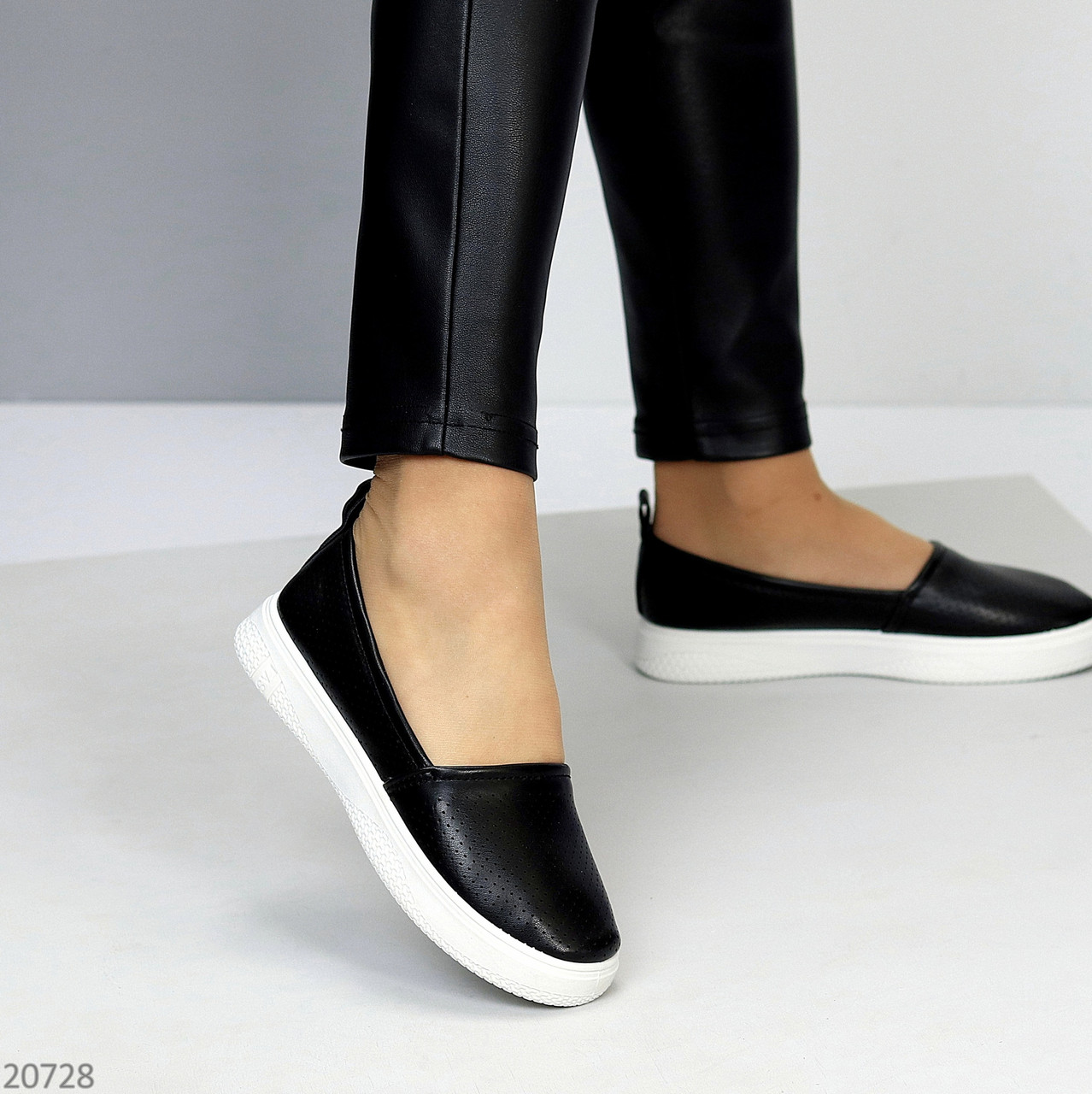 Зручні м'які чорні жіночі мокасини з перфорацією в асортименті взуття жіноче