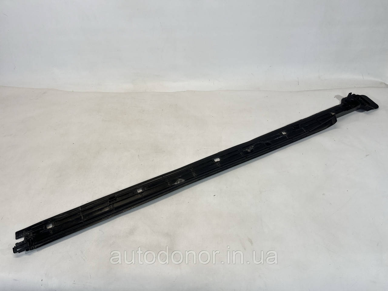 Пластикова накладка болтів дніща батареї права VW ID4, Audi Q4 E-tron (20-) 1EA-825-202