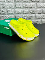 Яркие женские шлёпанцы Crocs