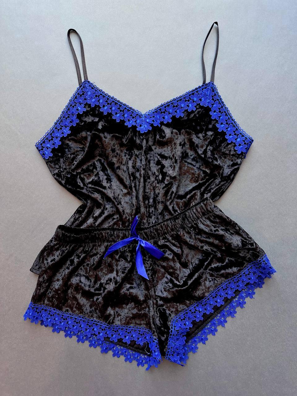 Чорна велюрова піжама майка + шорти із синім мереживом.