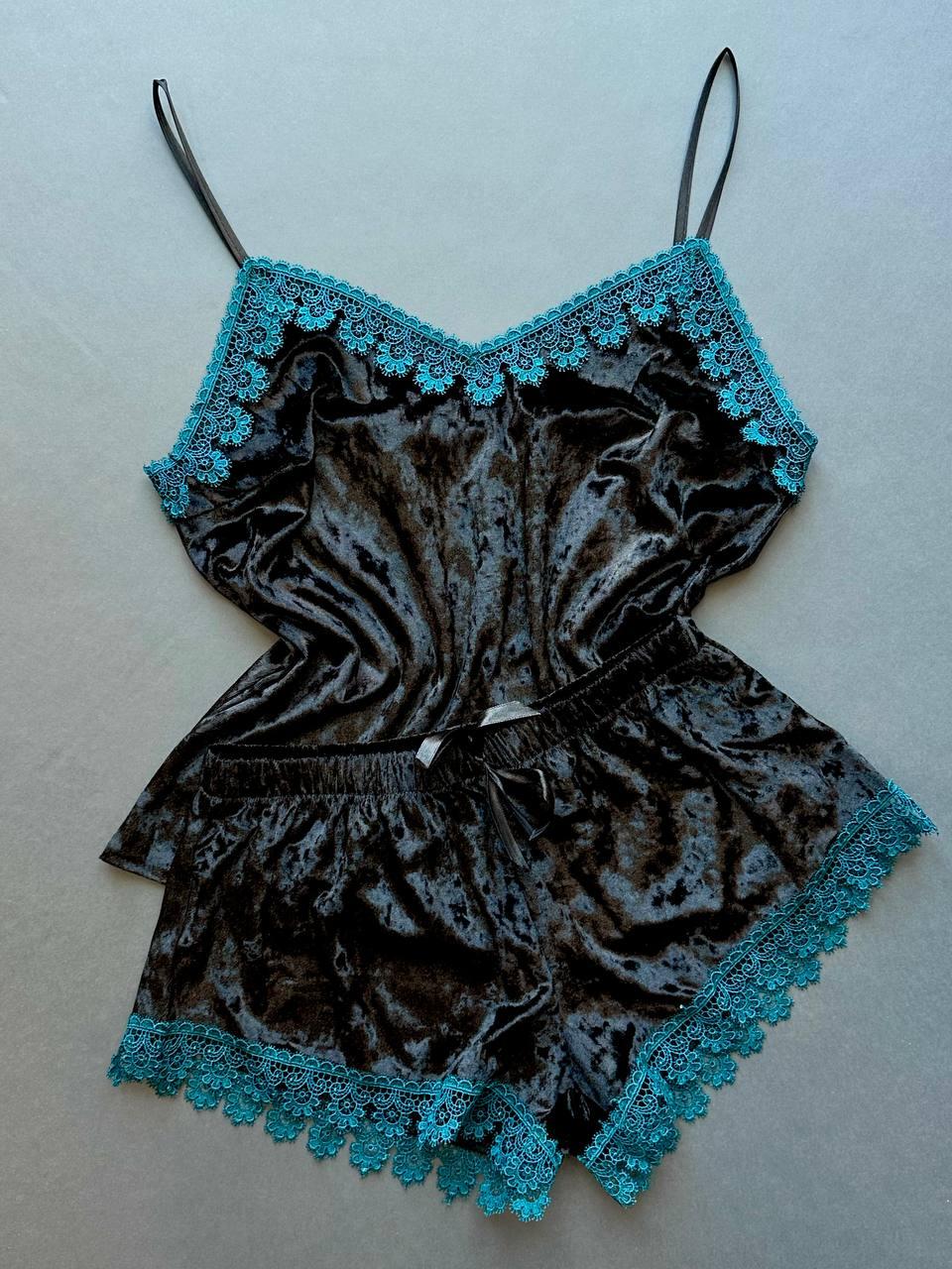 Чорна велюрова піжама майка + шорти із зеленим мереживом.