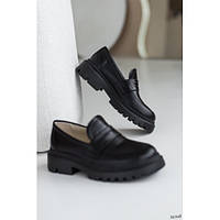 Туфли лоферы женские черного цвета кожаные на маленьком каблуке