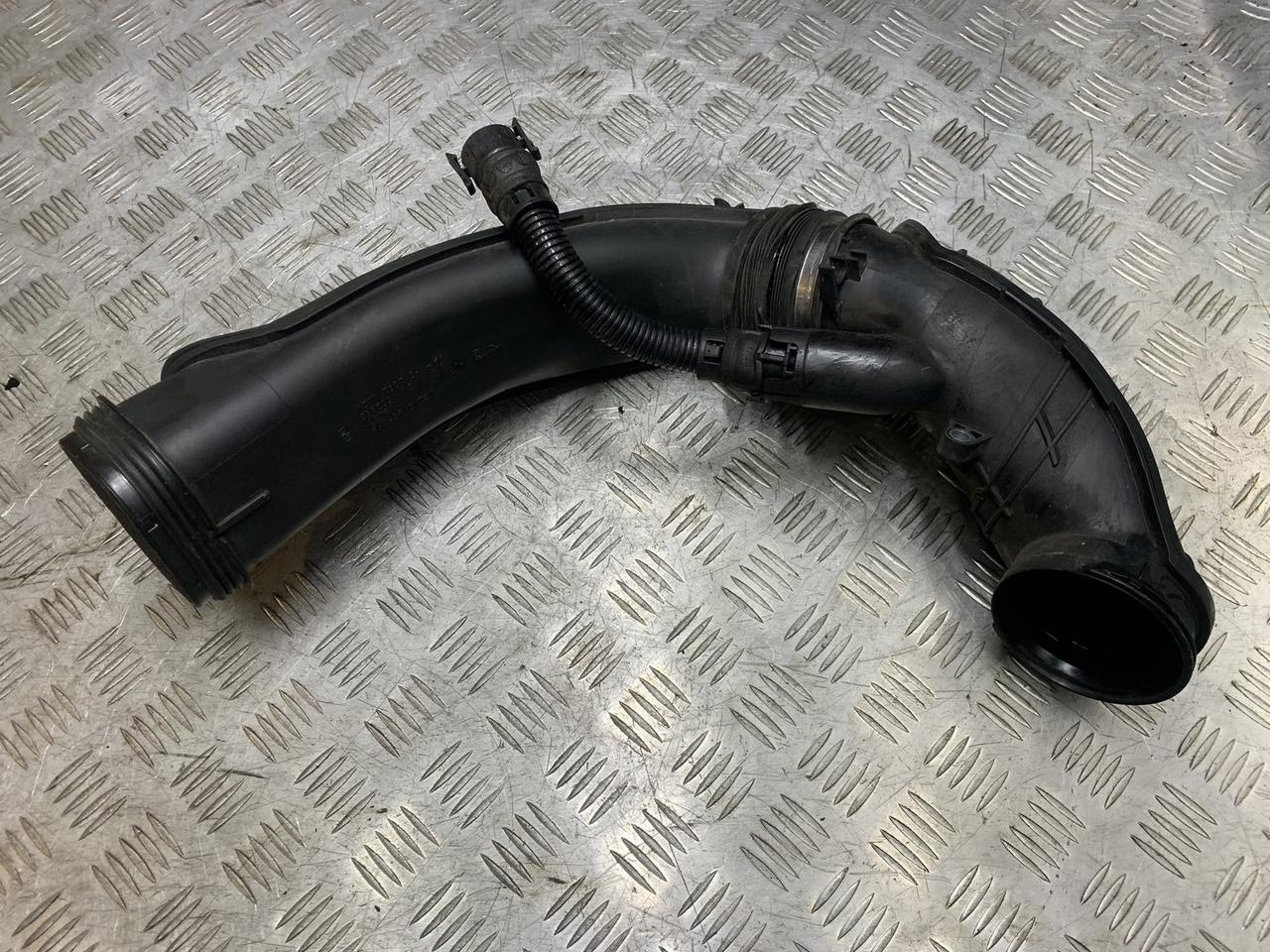 Б/В Патрубок ДМРВ N57 D30A BMW 7 F01 13717800078, фото 1