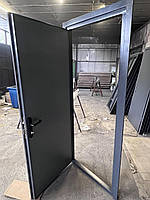 Модная и современная металлическая дверь с ДСП накладками для гаража и дома со стеклянными вставками.