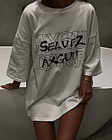 Стильная оверсайзовая женская футболка с надписью и опущенным рукавом до локтя