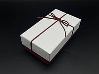 Коробка подарункова прямокутна. Колір біло-бордова. 9х15х6см.
