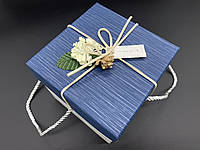 Коробка подарункова з квіточкою і ручками. Колір синій. 13х13х13см.