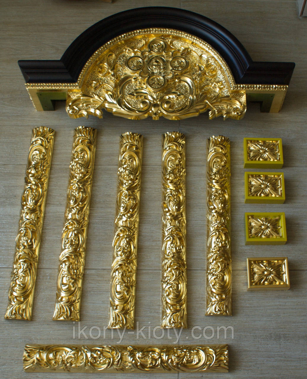 Золочение сусальным золотом резьбы и рам домашнего иконостаса. - фото 3 - id-p391779942