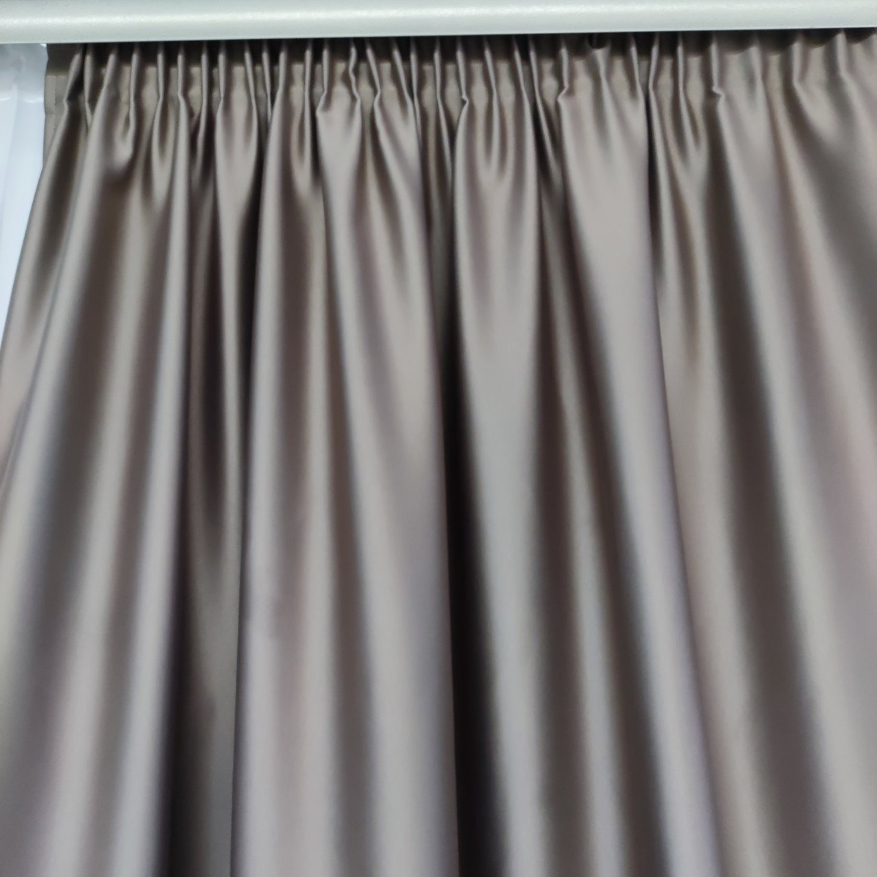 Готовий комплект атласних штор на тасьмі з підхватами Колір Капучіно, фото 1