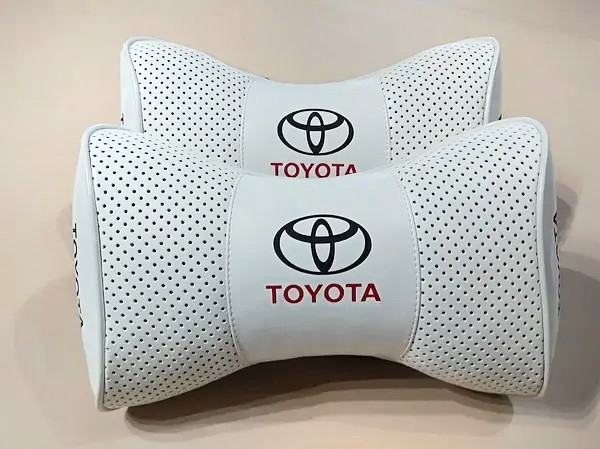 Подушка на підголовник в авто з логотипом Toyota біла 1 шт, фото 1