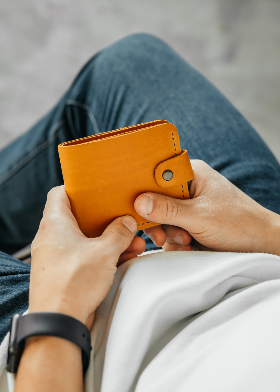 Універсальний зручний чоловічий молодіжний рудий гаманець на кнопці, стильні шкіряні чоловічі міні гаманці портмоне ручної роботи