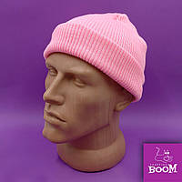 Женская розовая шапка до ушей короткая из акрила, уличная шапка бини розовая в рубчик акриловая